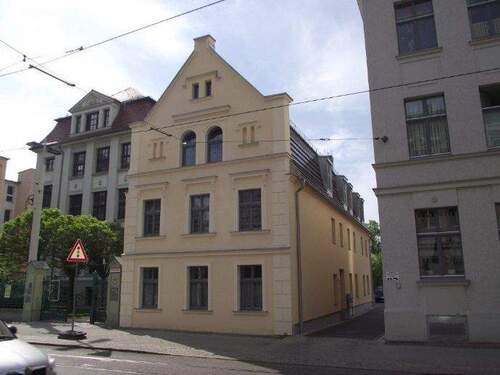 Gebäudeansicht Straße - teilsanierte, gemütliche 2-Raum Altbauwohnung mit Terrasse im Stadtzentrum