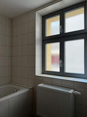 Bad-Badewanne.JPG - Etagenwohnung mit 56,70 m² in Cottbus zur Miete