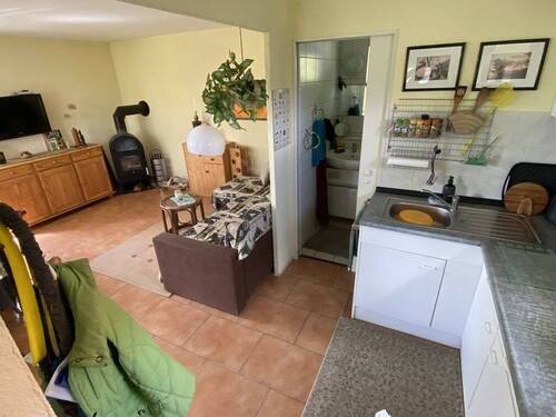 Küchenbereich mit Blick zum Bad und das Wohnzimmer - 