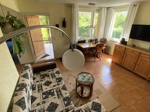 Helles Wohnzimmer mit Eckfenstern - 