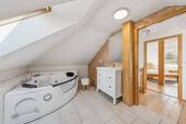 Wannenbad mit Whirlpool-Funktion im Dachgeschoss - 