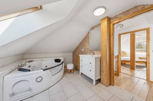 Wannenbad mit Whirlpool-Funktion im Dachgeschoss - 