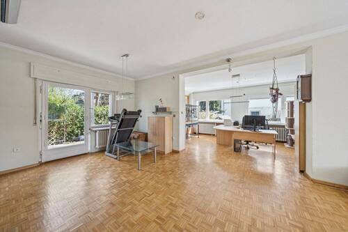 Wohnzimmer im Erdgeschoss - Einfamilienhaus mit 195,00 m&sup2; in Berlin zum Kaufen