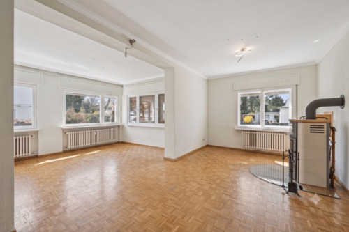 Wohnzimmer im EG mit Kaminofen KI generiert Zimmer leer dargestellt - 