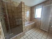 Bad mit Wanne u. Dusche im OG - 