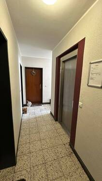 Ordentliches Treppenhaus mit Aufzug - 3 Zimmer Etagenwohnung zum Kaufen in Oberhausen