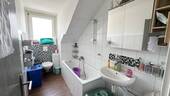 Helles Badezimmer mit Fenster - 
