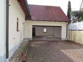 Garageneinfahrt - 7 Zimmer Mehrfamilienhaus, Wohnhaus in Langquaid / Niederleierndorf
