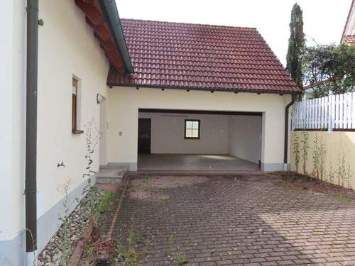 Garageneinfahrt - 7 Zimmer Mehrfamilienhaus, Wohnhaus in Langquaid / Niederleierndorf