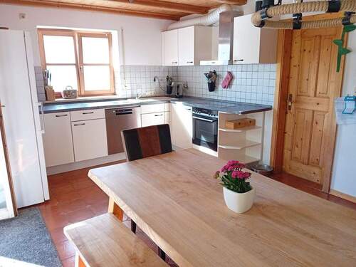 Essküche/ Tür zur Speisekammer - 