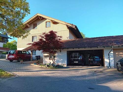 Norden/ Zufahrt, Eingang - EG-Wohnung in EFH-Größe mit gr. Terrasse und gr. eigenem Garten