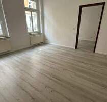 Neues Laminat - Uni-nah - Wohnzimmer mit Arbeitsecke - Chemnitz Bernsdorf