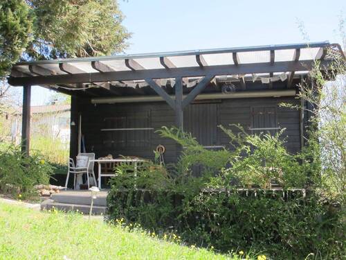 80-Blockhausidylle von außen mit Terrasse.JPG - 