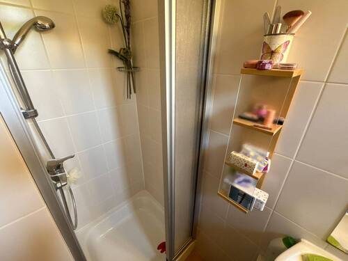 Gäste-WC mit Dusche - 