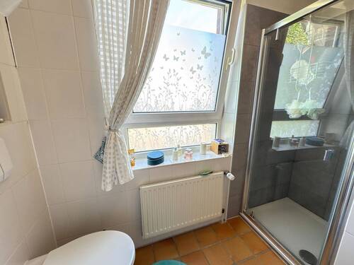 OG: Vollbad mit Dusche - 