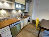 Küche ist mit Spül- und Waschmaschine ausgestattet - 5 Zimmer Etagenwohnung in Nürnberg