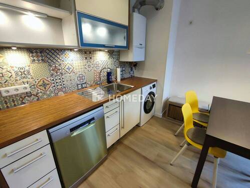 Küche ist mit Spül- und Waschmaschine ausgestattet - 5 Zimmer Etagenwohnung in Nürnberg