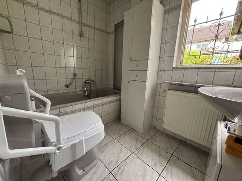 Teilansicht vom Badezimmer im EG - 