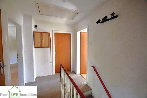 Diele 1. OG, Einfamilienhaus mit Garage zum Kauf in Düsseldorf Urdenbach, Frank Ewe Immobilienmakler Düsseldorf - 