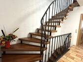 Treppe rauf in das Obergeschoss - 