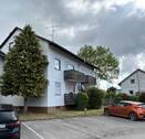 Gebäudefront mit Stellplätzen - 2 Zimmer Etagenwohnung in Straubing