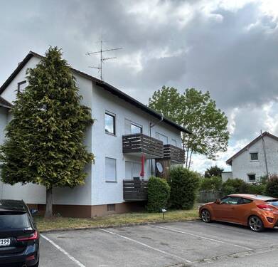 Gebäudefront mit Stellplätzen - 2 Zimmer Etagenwohnung in Straubing