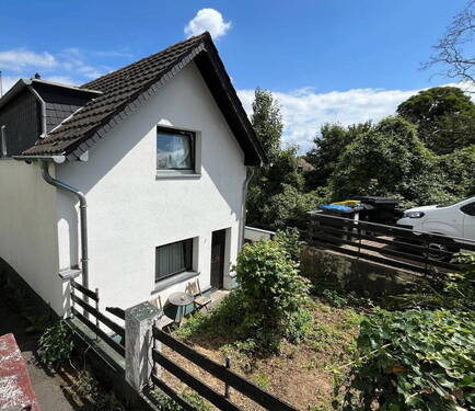 Vorderfront mit Vorgarten - 