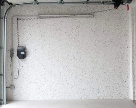 Strom und weitere Steckdosen - RESERVIERT!!Kernsanierte Garage mit Strom, Sektionaltor & 2 zusätzlichen Stellplätzen zu vermieten