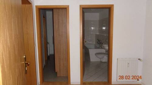 Flur mit Blick in Bad u. Küche.JPG - 2 Zimmer Etagenwohnung in Naumburg (Saale)