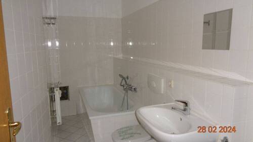 Bad.JPG - Etagenwohnung mit 64,40 m&sup2; in Naumburg (Saale) zur Miete