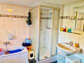 Badezimmer mit Dusche - 