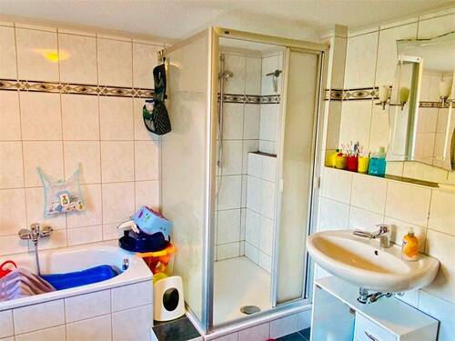 Badezimmer mit Dusche - 