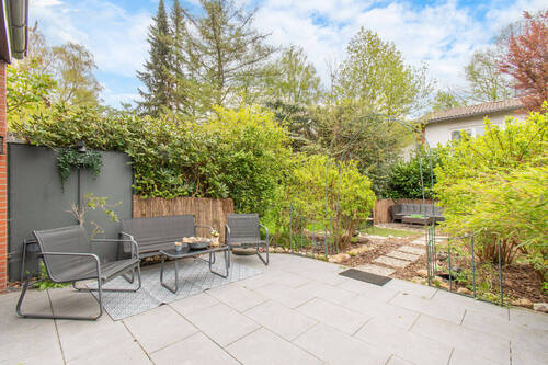 Sonnige Süd-Terrasse mit Blick ins Grüne - 