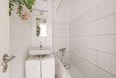Helles Bad mit Badewanne im Erdgeschoss - 
