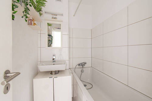 Helles Bad mit Badewanne im Erdgeschoss - 