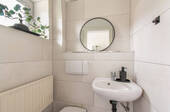 Modern gestaltetes WC mit Tageslicht - 