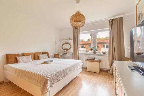 Freundliches Schlafzimmer mit großzügigem Schnitt - 
