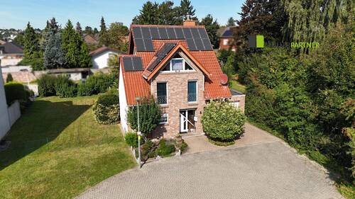 Frontansicht Drohne - Modernes Einfamilienhaus mit Garage in zentraler Wohnlage im Wohngebiet Lyzeum in Eschweiler