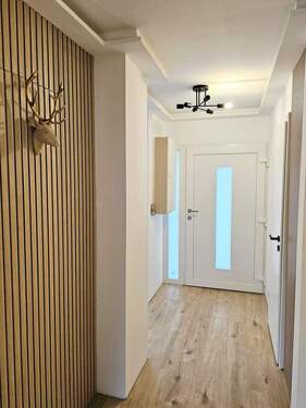 Eingangstür und Kellertür - Bungalow mit 86,00 m&sup2; in Dillendorf zum Kaufen