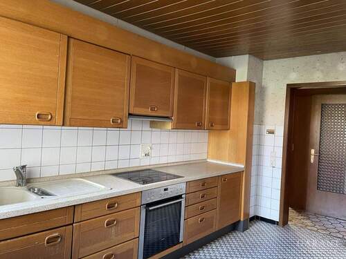 Küche und Blick in Flur - Mehrfamilienhaus, Wohnhaus mit 190,00 m&sup2; in Hessigheim zum Kaufen