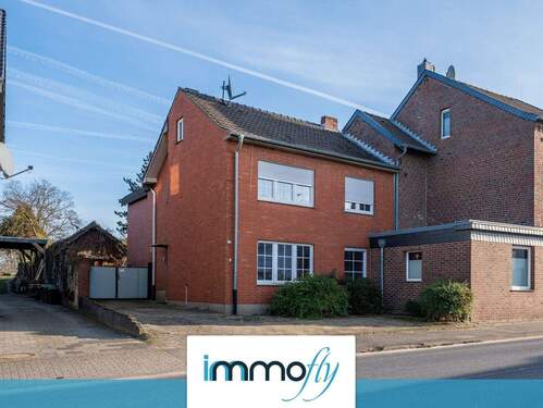 Hausansicht mit Logo - Familienglück in Wegberg: Charmante Doppelhaushälfte auf 161m² mit Potenzial für Mehrgenerationen