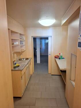 Teeküche mit Zugang zum Lager - 