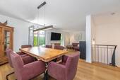 Wohnen/Essen - Exklusiver Wohnkomfort: Stilvolle 3-Zimmer Wohnung auf 2 Ebenen mit Privatgarten in Aschheim