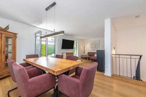 Wohnen/Essen - Exklusiver Wohnkomfort: Stilvolle 3-Zimmer Wohnung auf 2 Ebenen mit Privatgarten in Aschheim