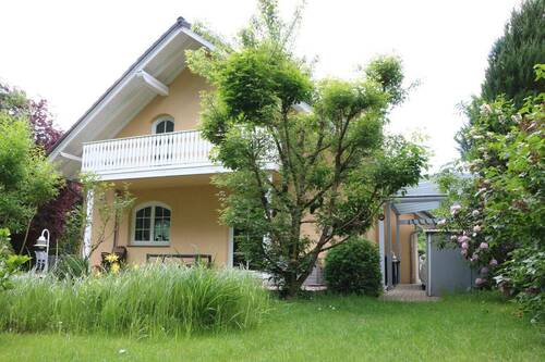 Rückansicht mit Balkon - 5 Zimmer Einfamilienhaus zum Kaufen in Berlin