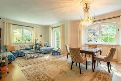 Großes Wohnzimmer - 5 Zimmer Einfamilienhaus in Berlin