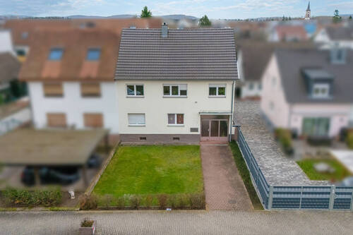 Titelbild - Vermietetes Zweifamilienhaus mit Bauplatz in zweiter Reihe - Vielseitiges Entwicklungspotenzial