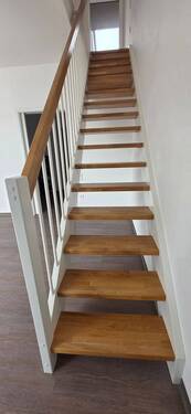 Treppe zur oberen Etage - 3 Zimmer Etagenwohnung in Merseburg