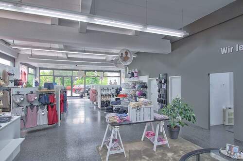 Üppige Verkaufsfläche - Gewerbeobjekt (Büro, Produktion, Verkauf) in München