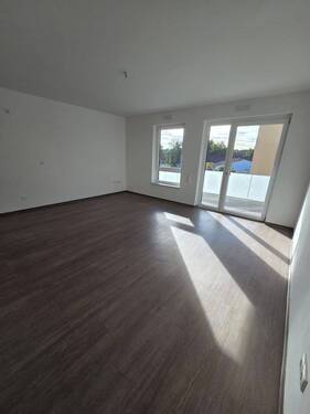 Wohnzimmer - 4 Zimmer Etagenwohnung in Merseburg